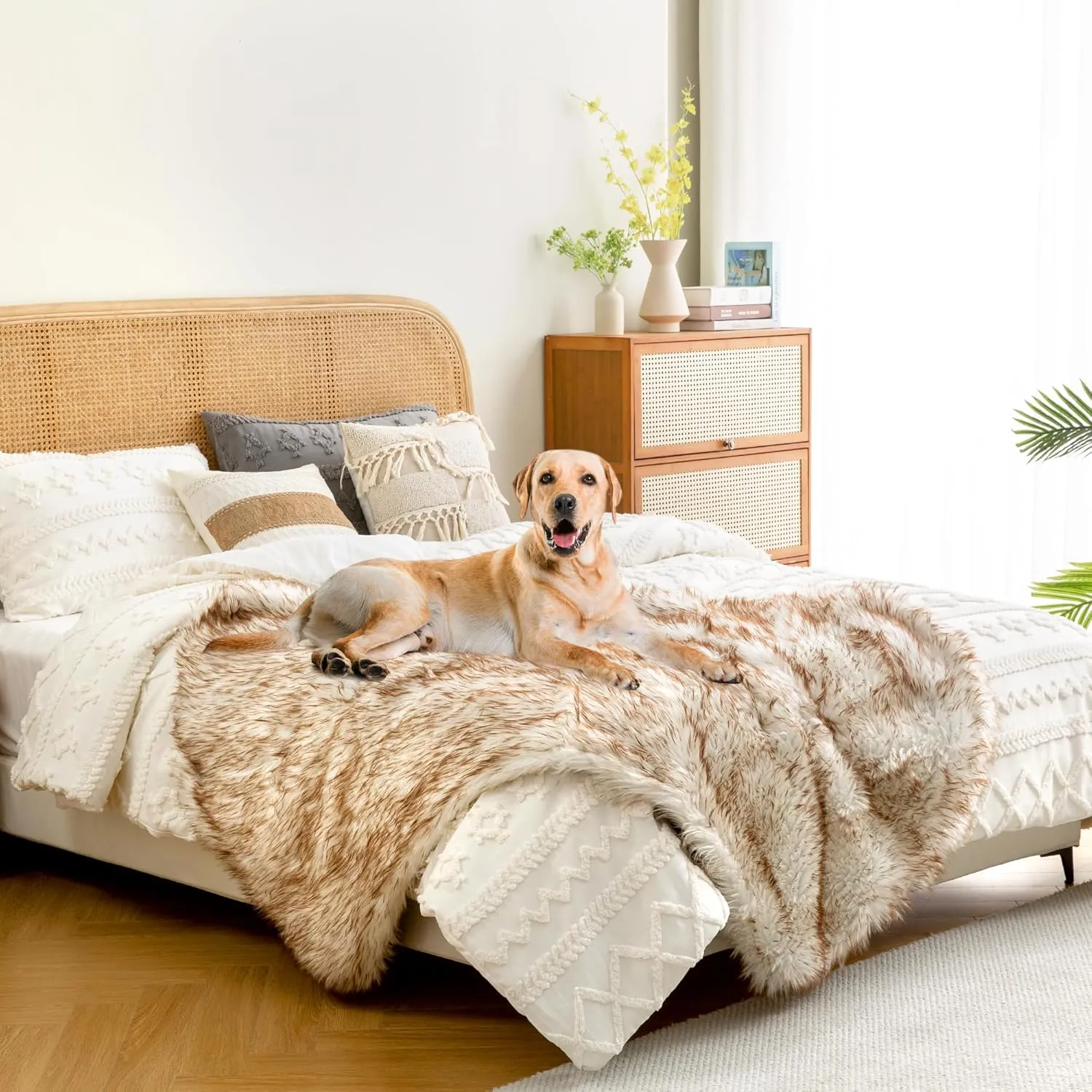 KOOPRO Faux Fur Memory Foam Fluffy Dog Bed, Luxury Pup Rug Waterproof Dog Blanket, Removable Washable Fluffy Plush Cover, Anti Slip Base, Modern (Large, White with Brown Tips)